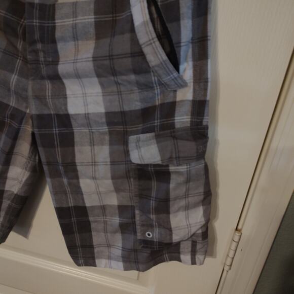 Quiksilver Amphibian Shorts Men’s Size 32 Plaid Gray Cargo Shorts Outdoor - Picture 3 of 7